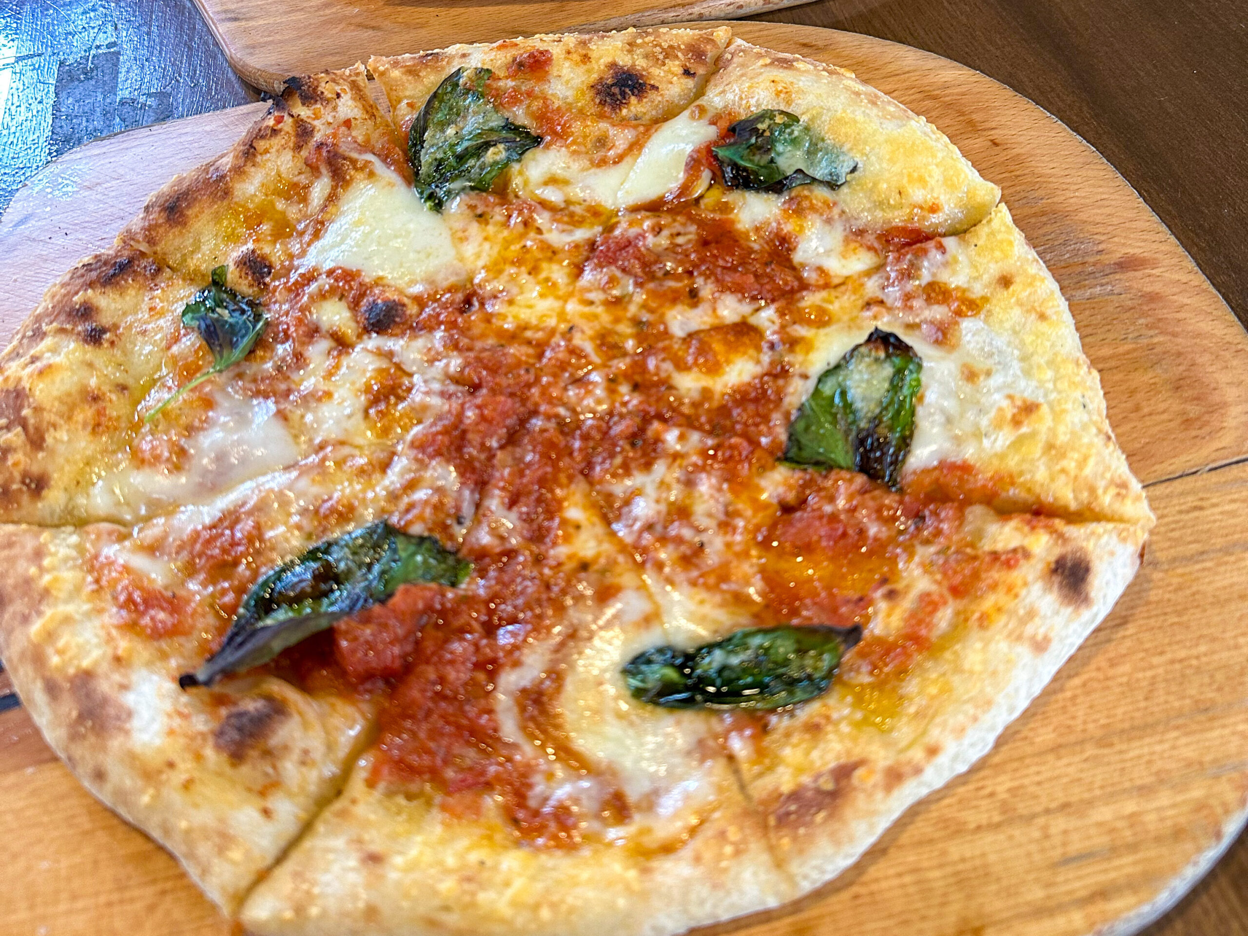 高畑駅近くのピザ屋さんboiboi pizzaのマルゲリータ