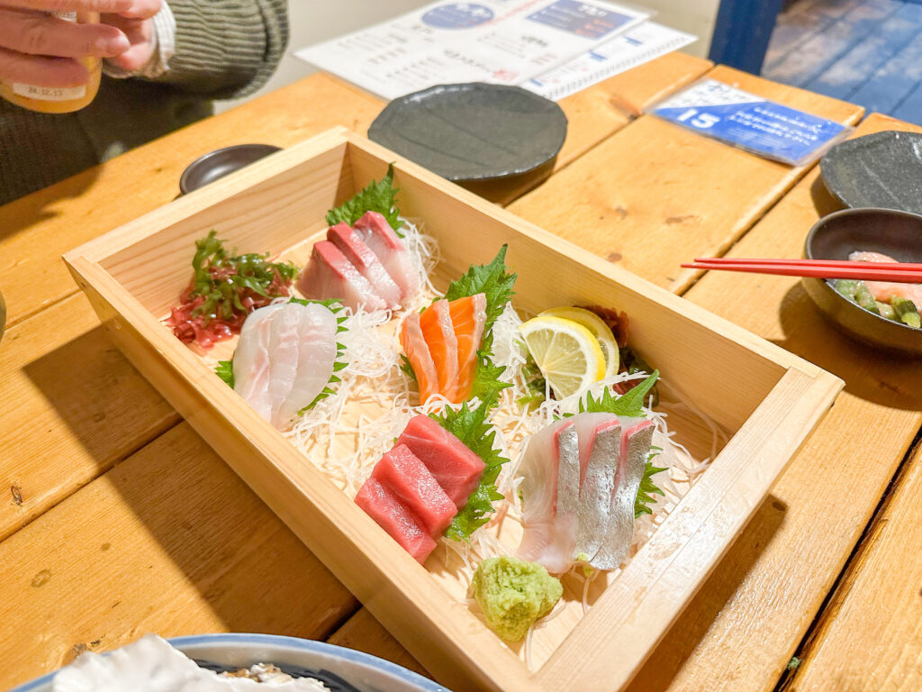 北海道 海鮮居酒屋 魚人(うおっと)大通店の刺し盛り5種盛り