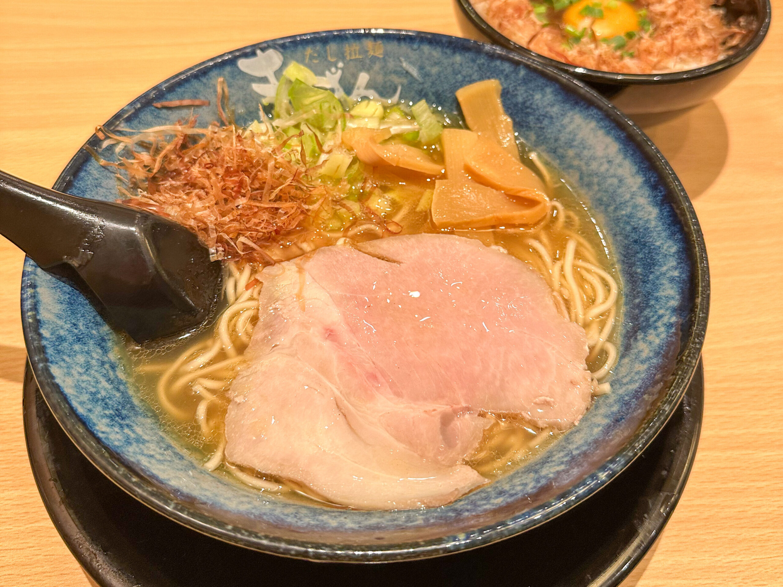 だし拉麺きんざん イオンモール幕張新都心店の淡麗かつおラーメン