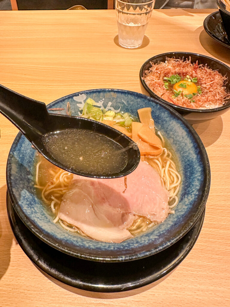 だし拉麺きんざん イオンモール幕張新都心店の淡麗かつおラーメンのスープ