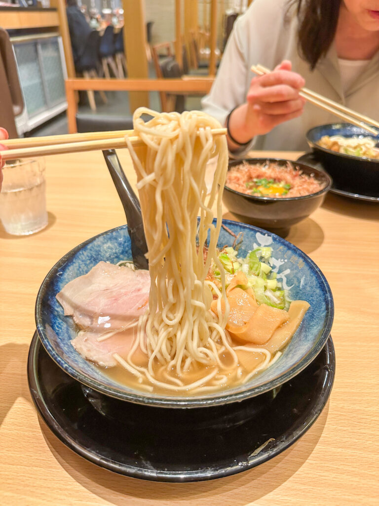 だし拉麺きんざん イオンモール幕張新都心店の淡麗かつおラーメンの麺