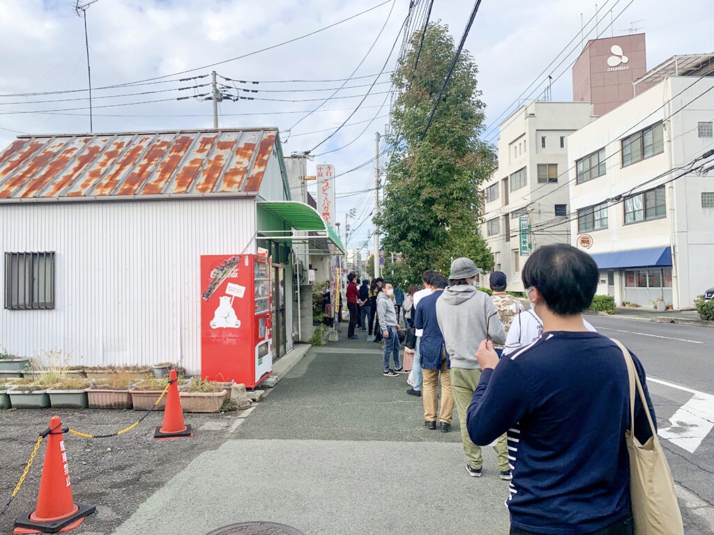 手打十段うどんバカ一代の行列