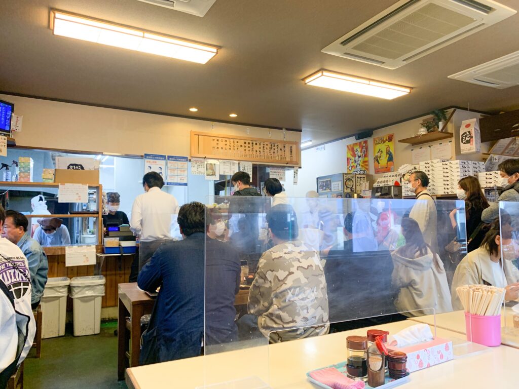 手打十段うどんバカ一代の店内